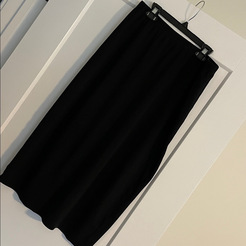 Nuggles (S) Elegant Black Midi Skirt